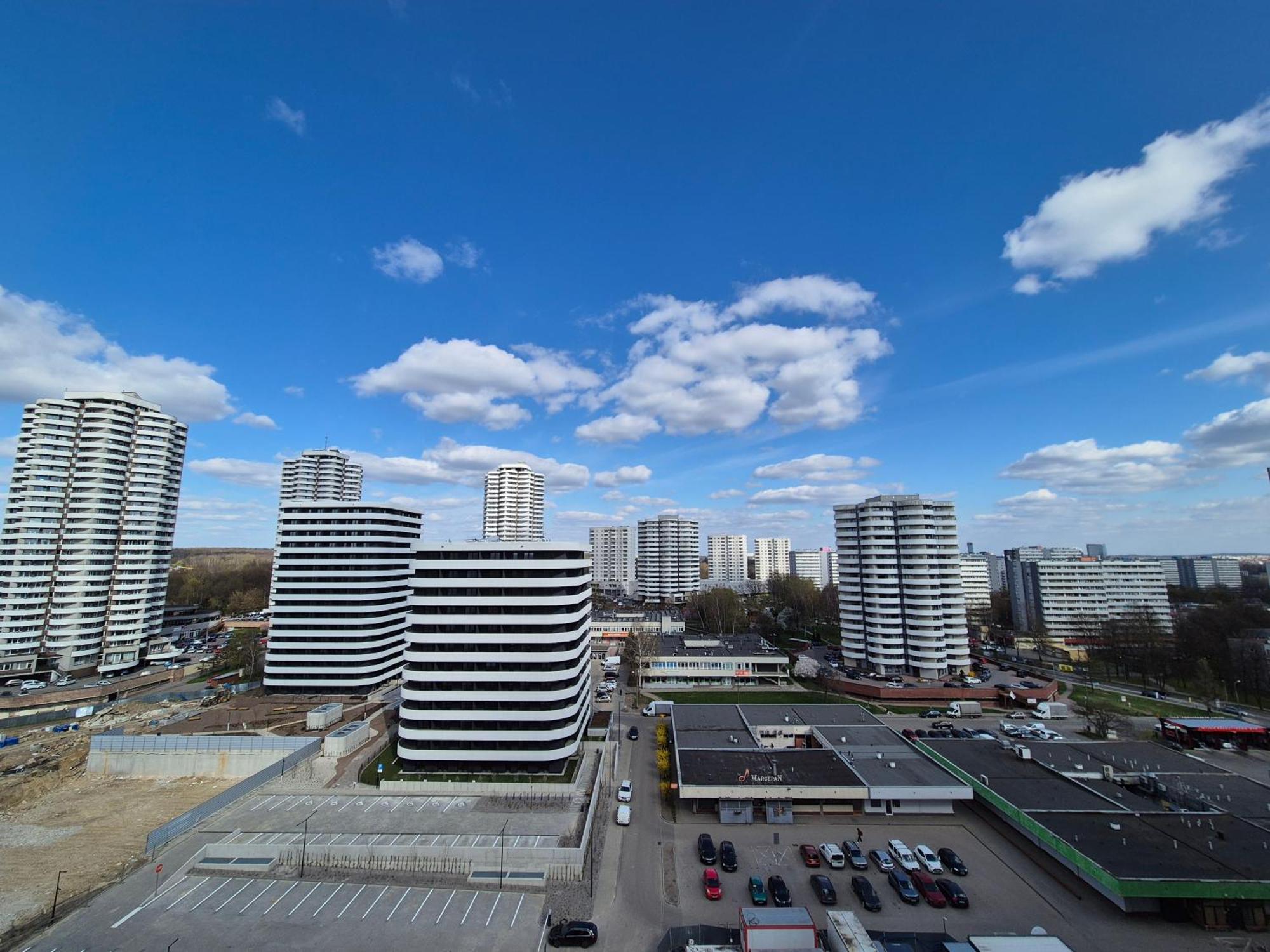Apartament Wsrod 1000Cy Swiatel - Z Parkingiem W Hali Garazowej- Duzy Balkon Z Lezakami - Piekny Widok Noca Na Panorame Tysiaclecia Katowice Extérieur photo